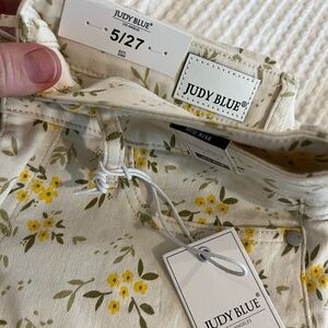 Judy blue floral pants size 5/27 brand new with tags